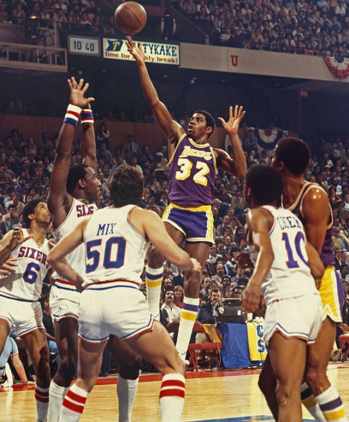 32-Magic-Johnson-079116364.jpg